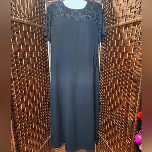 Vintage Talbots black long dress short Slelvees It has stones on the shoulders